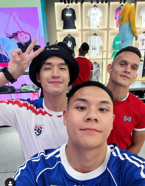 nam than san co gay sot nho visual dien trai moi lan ra san deu khien fan nu phat cuong 15