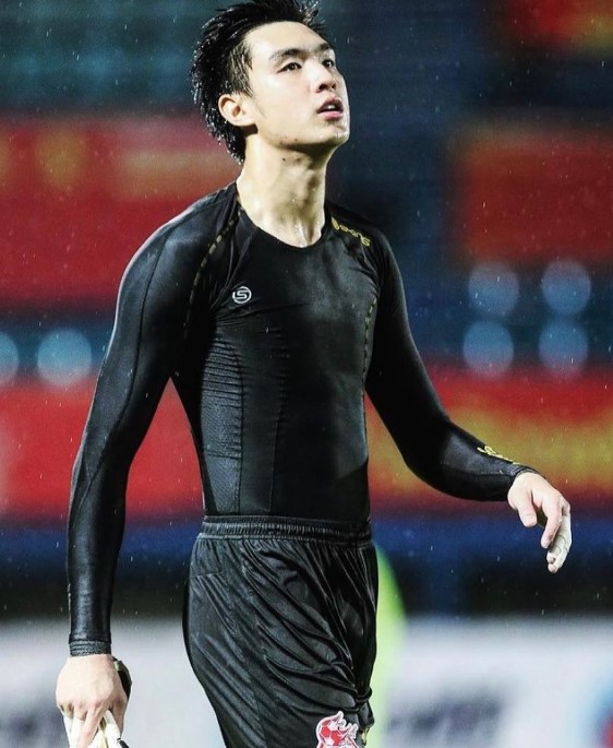 nam than san co gay sot nho visual dien trai moi lan ra san deu khien fan nu phat cuong 3