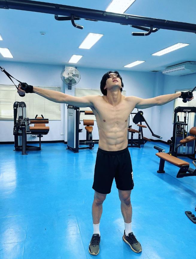 nam than san co gay sot nho visual dien trai moi lan ra san deu khien fan nu phat cuong 7