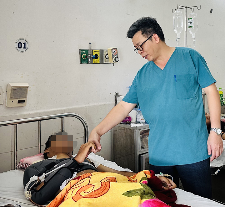 nam sinh lop 9 bi ban cung truong dung dao tan cong vi mau thuan nho 1