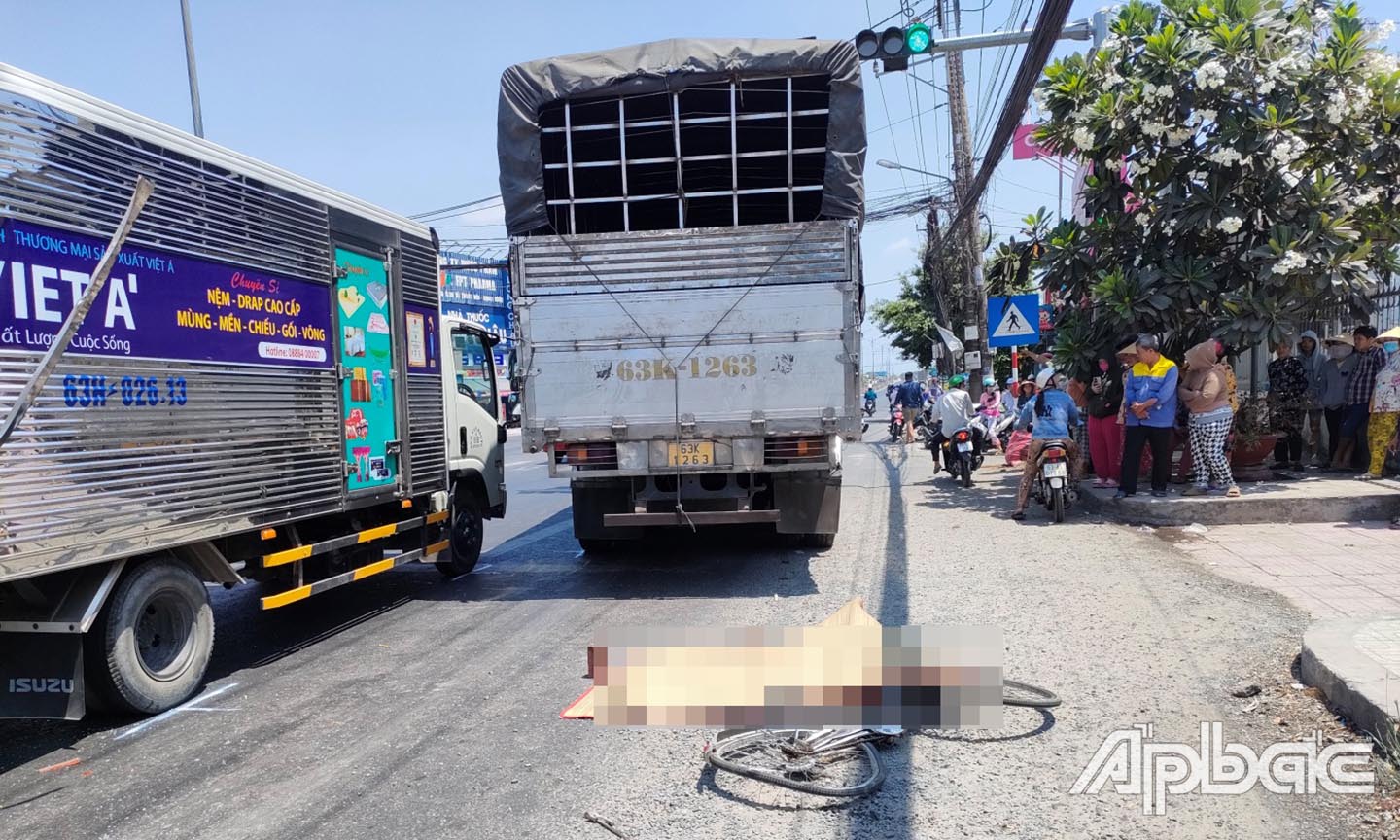 nguoi phu nu ban ve so tu vong thuong tam duoi gam xe tai1jpg