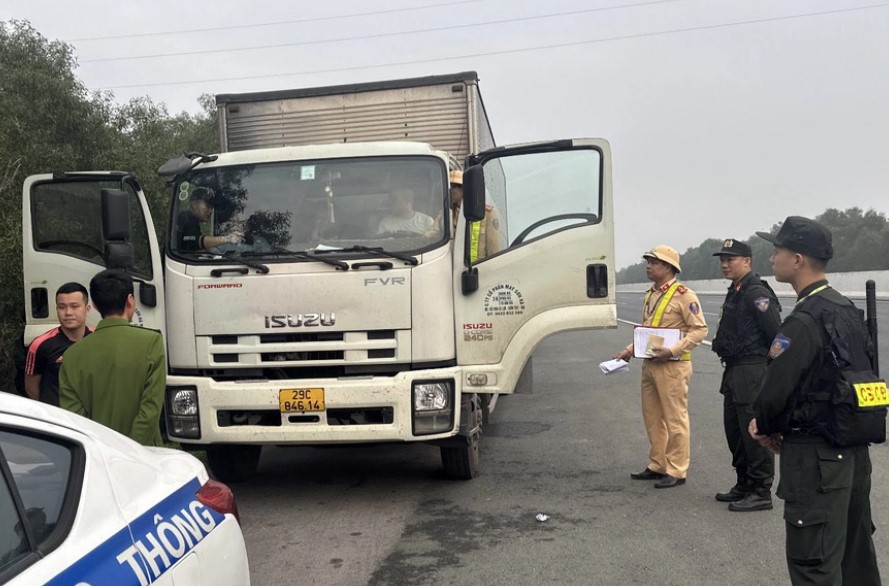 phat hien 4 tai xe dung xe tai tren cao toc ha noi hai phong de danh bac phat hien 4 tai xe dung xe tai tren cao toc ha noi hai phong de danh bac