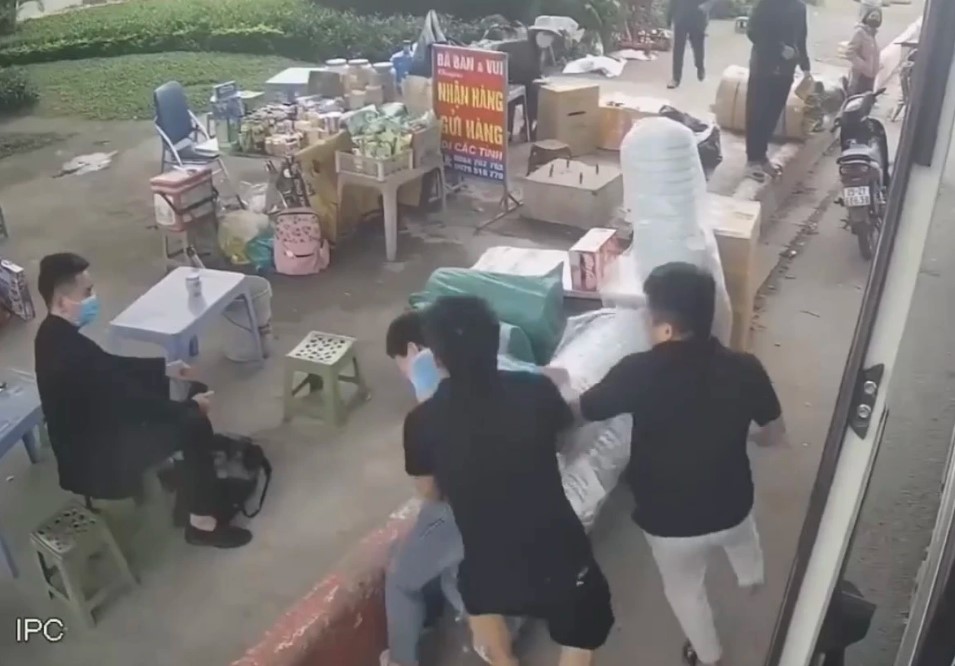 vu nhan vien nha xe o thanh hoa vi hanh hung nguoi khac sa thai 2 nhan vien nha xe