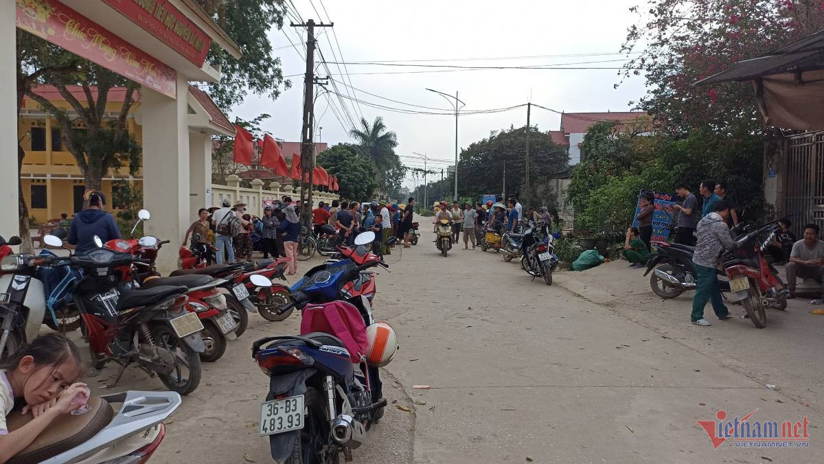 vu phu huynh phan doi sap nhap truong o thanh hoa chi co 18 hoc sinh toi truong trong buoi chieu 1 vu phu huynh phan doi sap nhap truong o thanh hoa chi co 18 hoc sinh toi truong trong buoi chieu 1