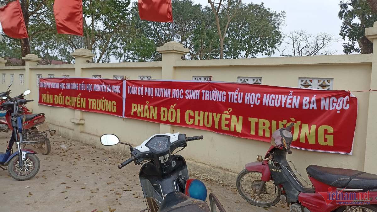 vu phu huynh phan doi sap nhap truong o thanh hoa chi co 18 hoc sinh toi truong trong buoi chieu 2 vu phu huynh phan doi sap nhap truong o thanh hoa chi co 18 hoc sinh toi truong trong buoi chieu 2
