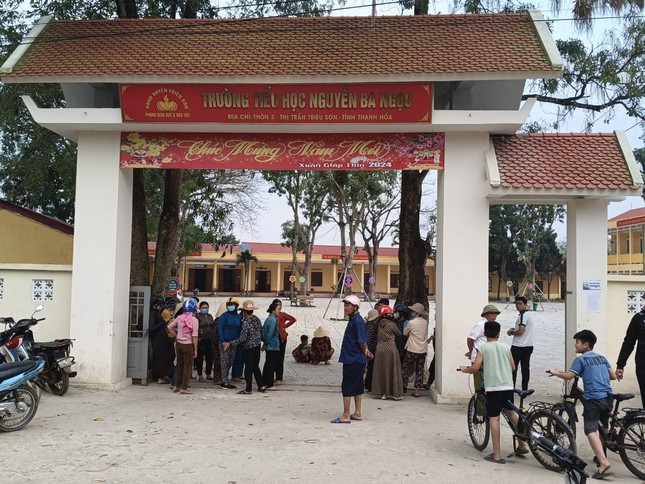 vu phu huynh phan doi sap nhap truong o thanh hoa chi co 18 hoc sinh toi truong trong buoi chieu 3 vu phu huynh phan doi sap nhap truong o thanh hoa chi co 18 hoc sinh toi truong trong buoi chieu 3