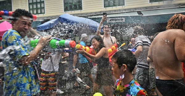nguoi dan thai lan vui tet te nuoc songkran sau 3 nam chien dau voi dai dich 4
