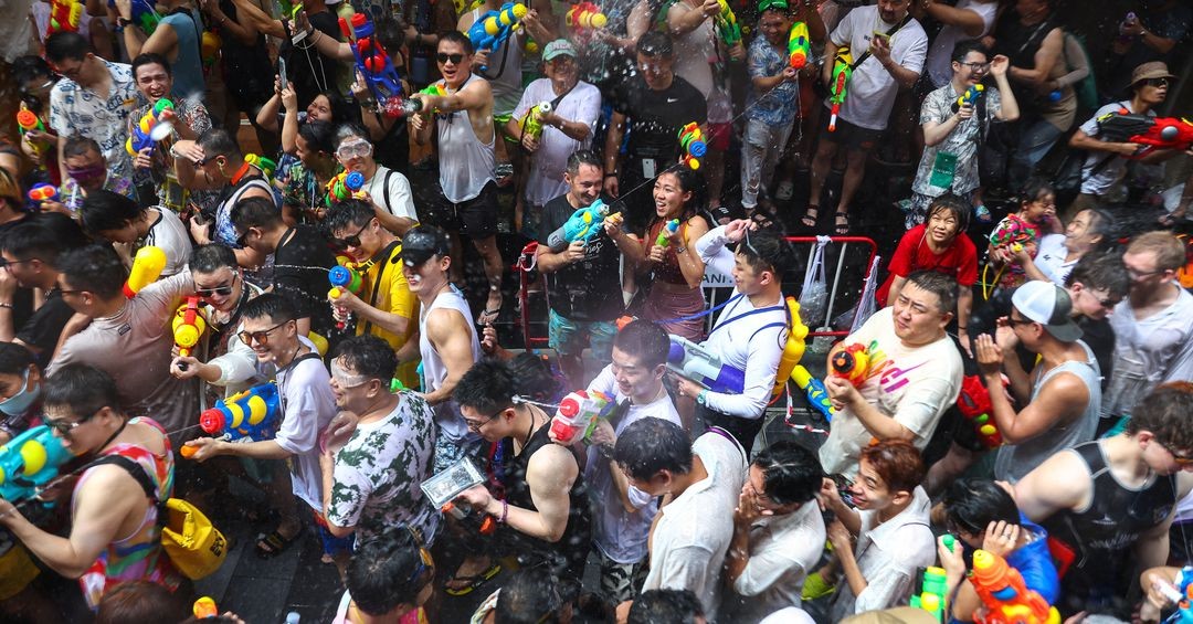 nguoi dan thai lan vui tet te nuoc songkran sau 3 nam chien dau voi dai dich2