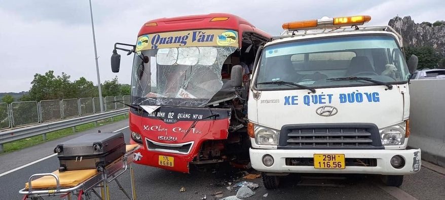 quang ninh xe khach va cham xe quet duong 1 nguoi tu vong quang ninh xe khach va cham xe quet duong 1 nguoi tu vong