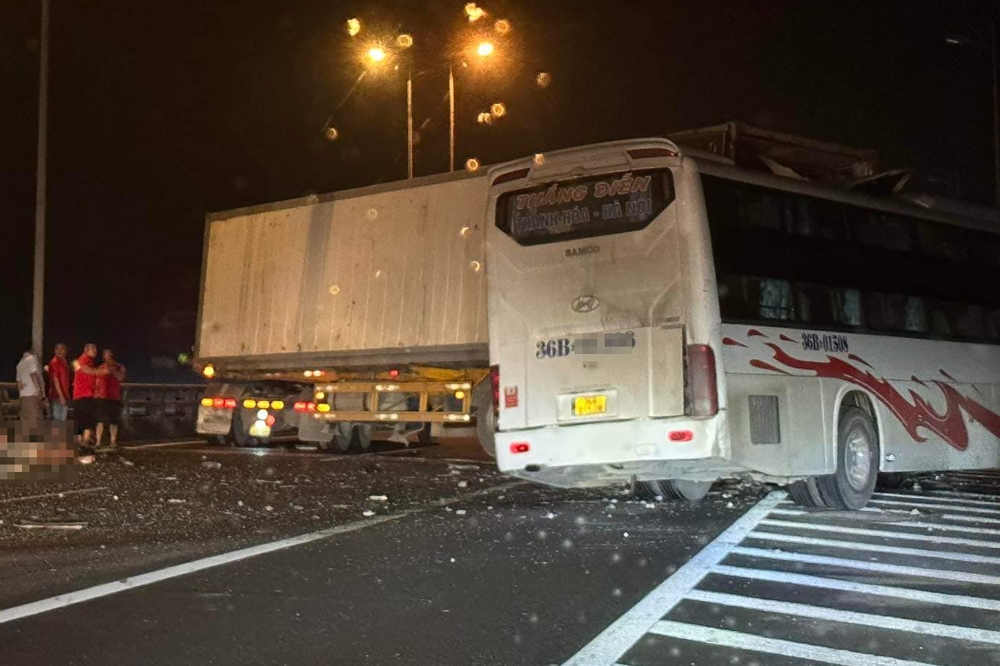 xe khach va cham xe dau keo tren cao toc mot nguoi tu vong xe khach va cham xe dau keo tren cao toc mot nguoi tu vong