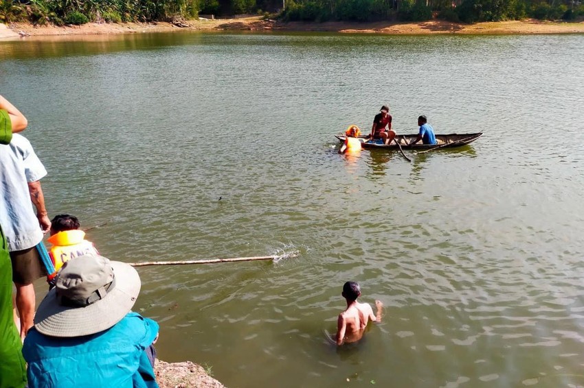 quang ngai di xem cau ca 1 hoc sinh truot chan xuong dap tu vong quang ngai di xem cau ca 1 hoc sinh truot chan xuong dap tu vong