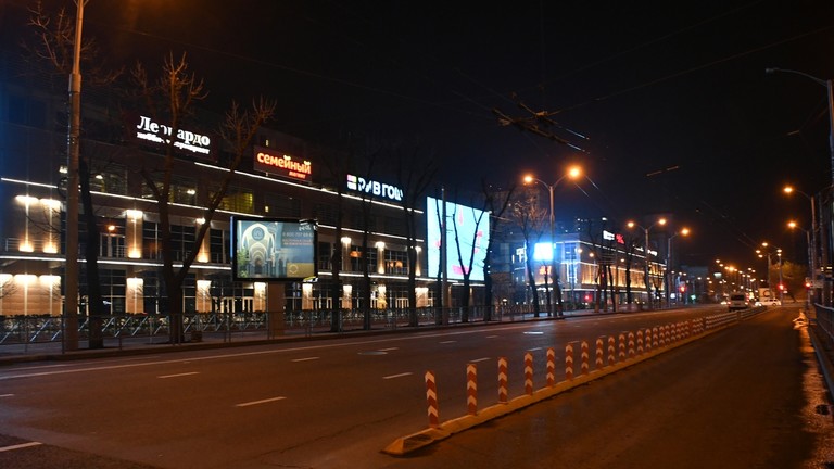 thanh pho lon cua nga ra lenh cam bang hieu bang tieng nuoc ngoai