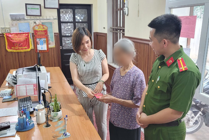 nghe cuoc goi la cu ba 80 tuoi suyt bi lua 100 trieu dong nghe cuoc goi la cu ba 80 tuoi suyt bi lua 100 trieu dong