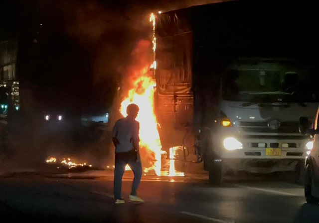 dong nai xe tai boc chay du doi trong dem tren quoc lo 20 dong nai xe tai boc chay du doi trong dem tren quoc lo 20