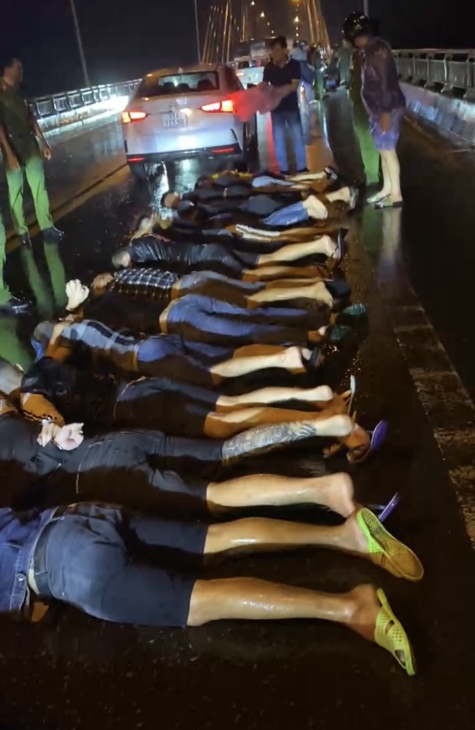 tien giang canh sat chan cau bat giu hon 30 giang ho mang sung ao chong dan tien giang canh sat chan cau bat giu hon 30 giang ho mang sung ao chong dan