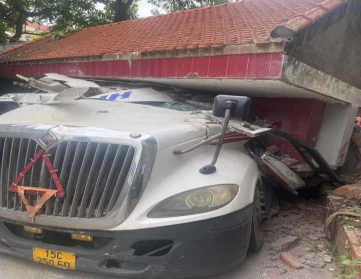 bac giang container dam vao tru cong cong ty tai xe tu vong trong cabin bac giang container dam vao tru cong cong ty tai xe tu vong trong cabin
