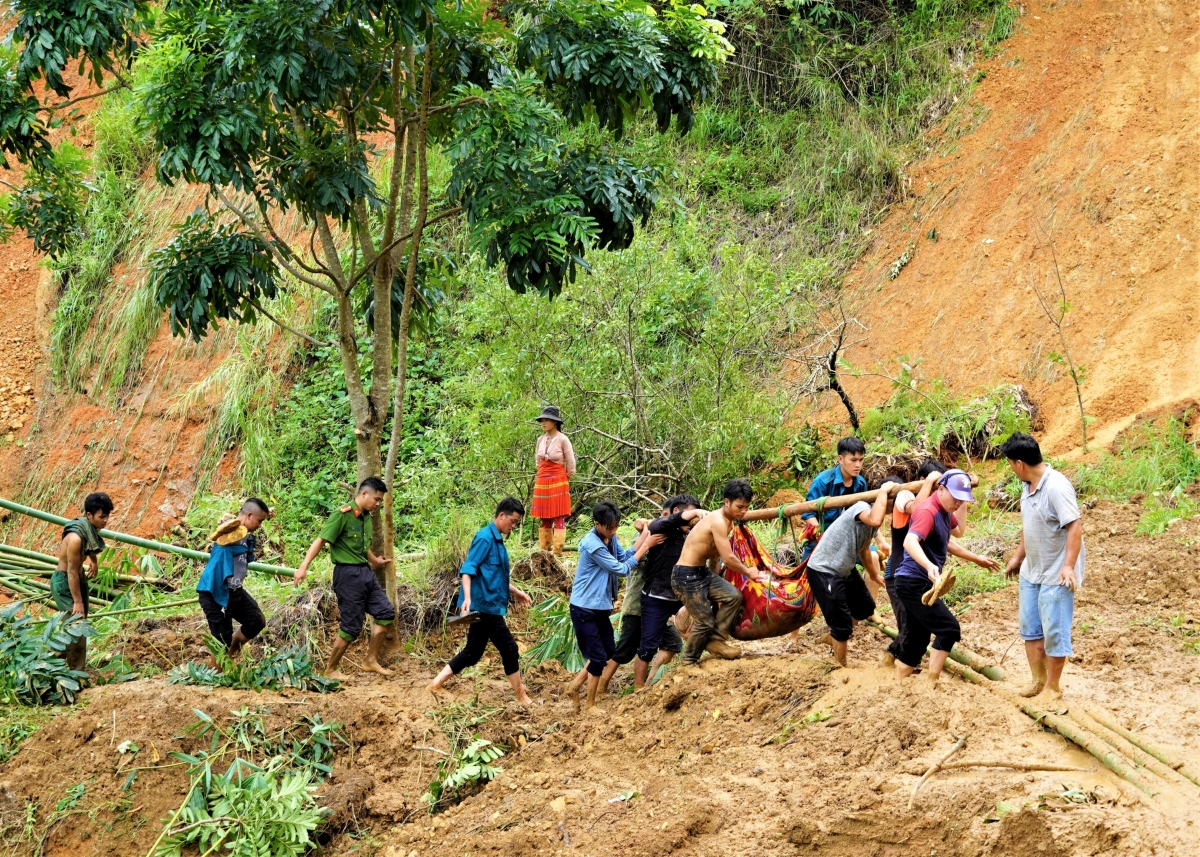 ha giang giai cuu nam thanh nien bi lu cuon troi khi di lam