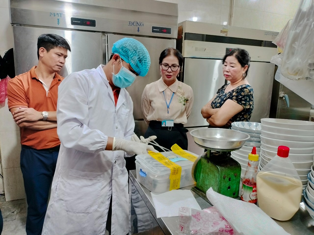 vu ngo doc banh my phuong 27 thuc khach van dang nam vien vu ngo doc banh my phuong 27 thuc khach van dang nam vien