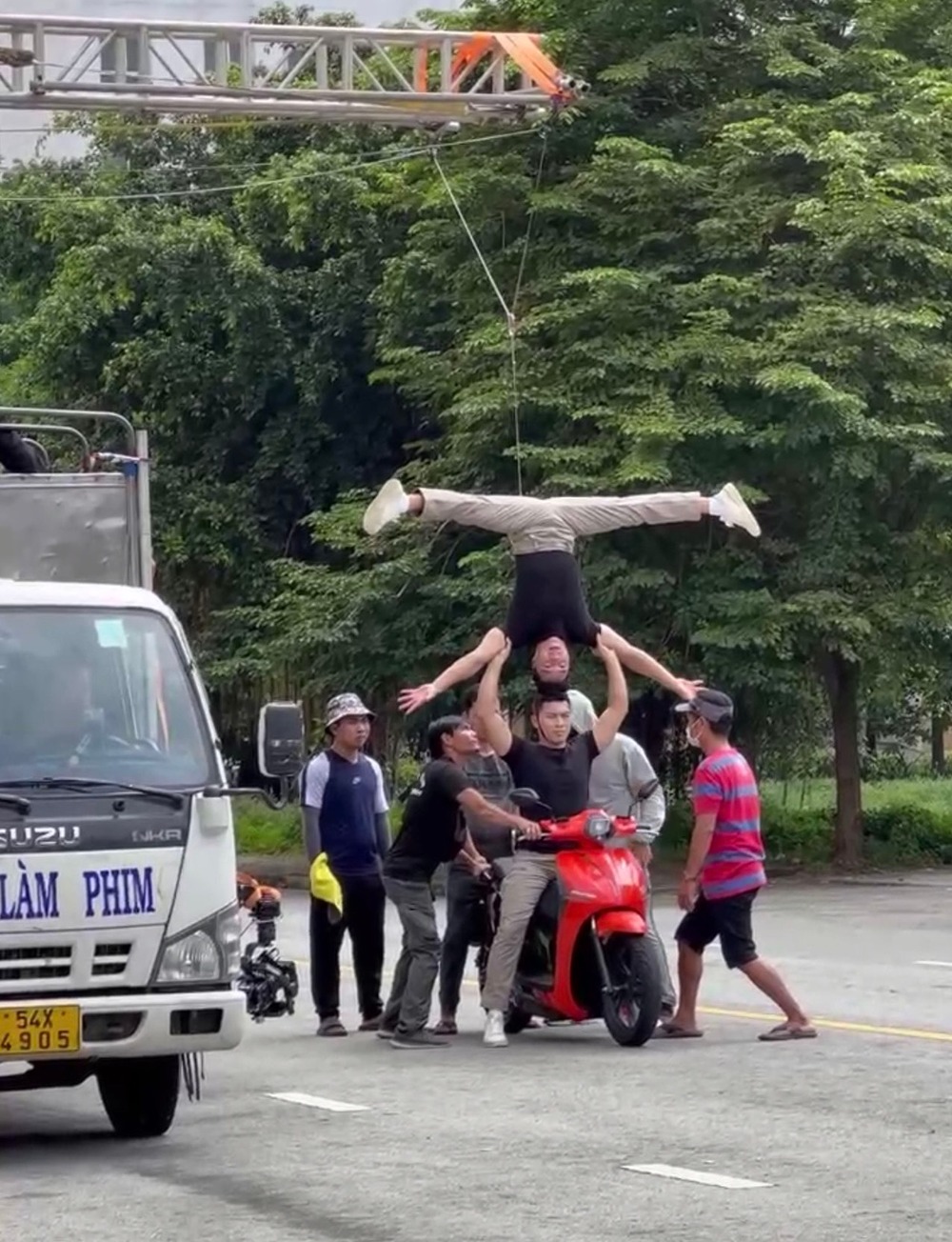 vu quoc co quoc nghiep chong dau lam xiec tren xe cong an tp hcm noi gi2