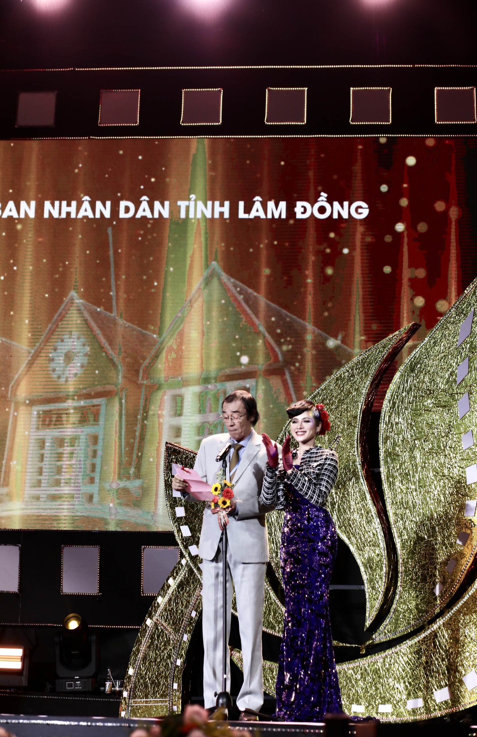 hoa hau thai nha van rang ro cung dao dien dao ba son trao giai o lien hoan phim viet nam 2