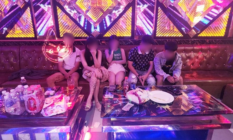 tien giang dot kich quan karaoke cong an phat hien 30 nguoi duong tinh voi ma tuy