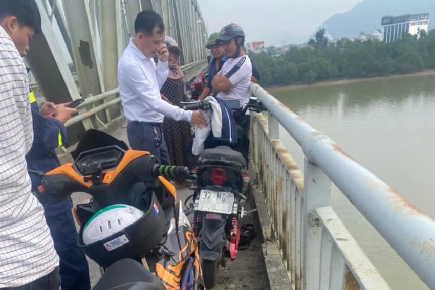 nghe an nam sinh 16 tuoi de lai xe may dien nhay xuong song lam