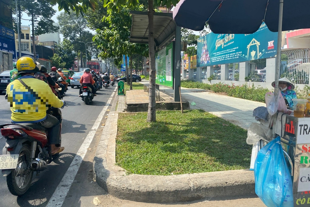 vu csgt dung chan dap xe nguoi vi pham o tp hcm loi ke cua ba ban nuoc truoc nha hat hoa binh dspl 3 vu csgt dung chan dap xe nguoi vi pham o tp hcm loi ke cua ba ban nuoc truoc nha hat hoa binh dspl 3