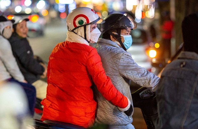 ha noi duoi cai lanh 8 do c nguoi dan dot lua suoi am trum ca chan ra duong1