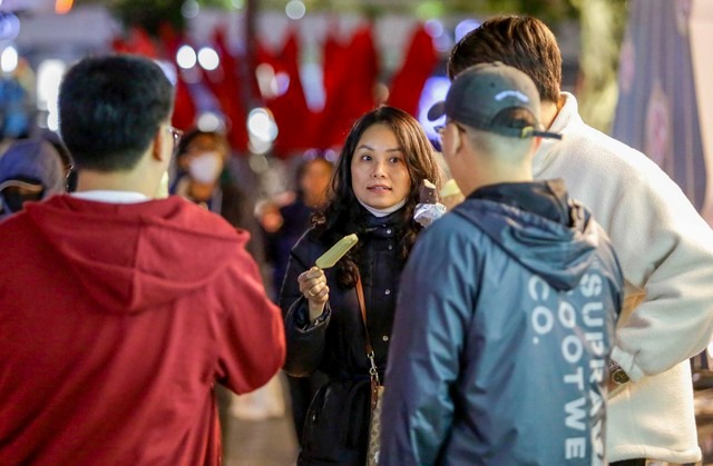 ha noi duoi cai lanh 8 do c nguoi dan dot lua suoi am trum ca chan ra duong2