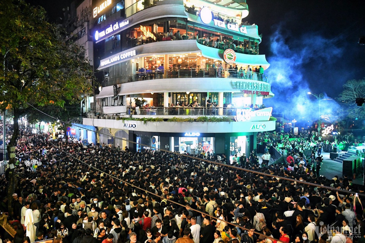 pho di bo ho hoan kiem dong nghet nguoi cho don giao thua