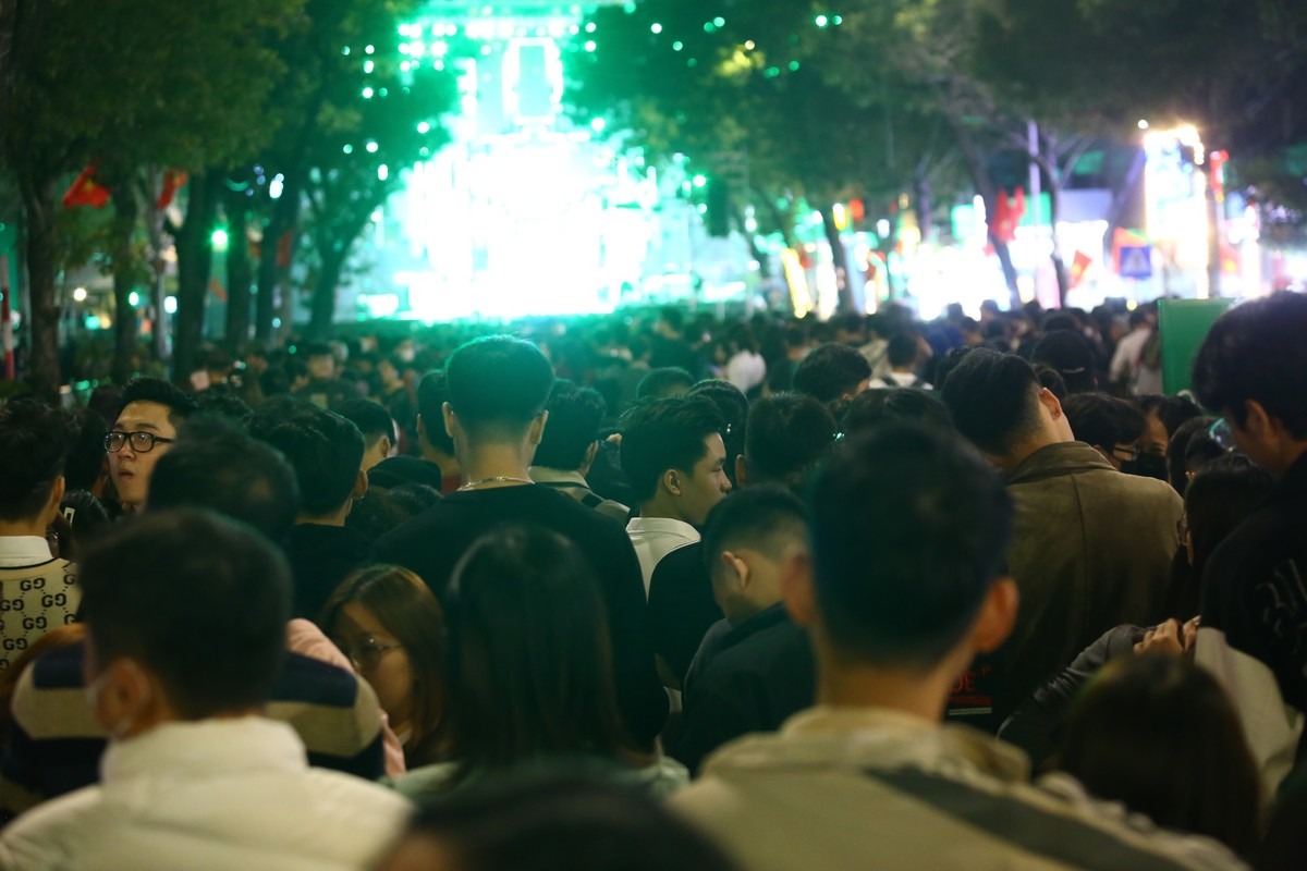 pho di bo ho hoan kiem dong nghet nguoi cho don giao thua3