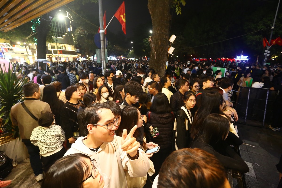 pho di bo ho hoan kiem dong nghet nguoi cho don giao thua5