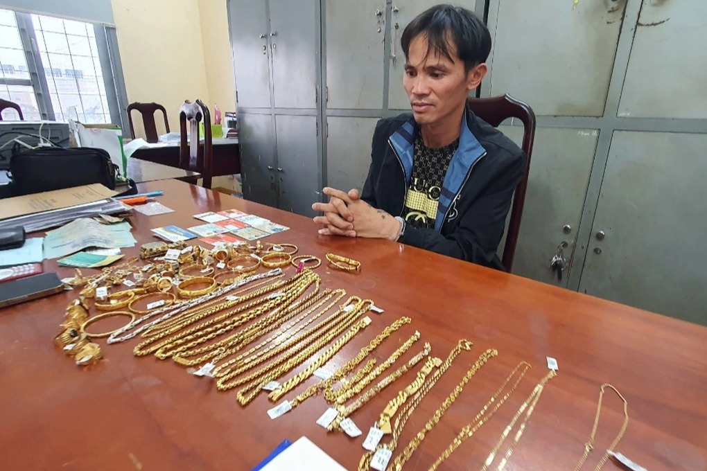 bat doi tuong trom tiem vang voi thu doan tinh vi dem ve nha me giau1