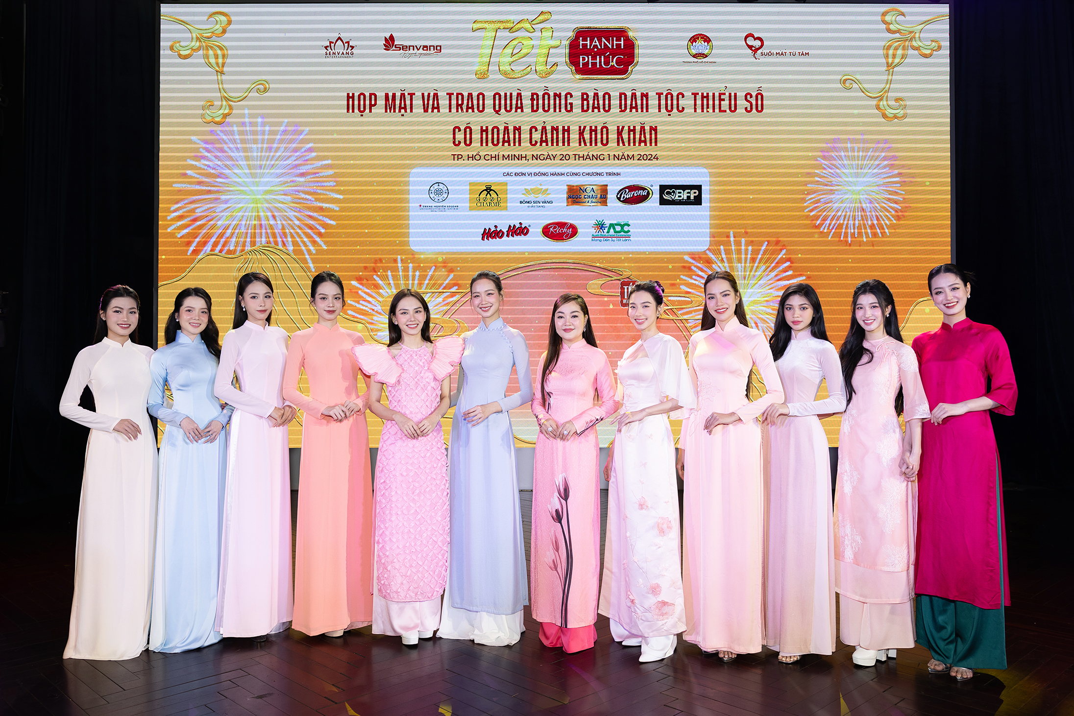 ceo pham kim dung dao dien hoang nhat nam va hon 10 hoa hau a hau trao qua cho tre mo coi don tet dspl 1 ceo pham kim dung dao dien hoang nhat nam va hon 10 hoa hau a hau trao qua cho tre mo coi don tet dspl 1