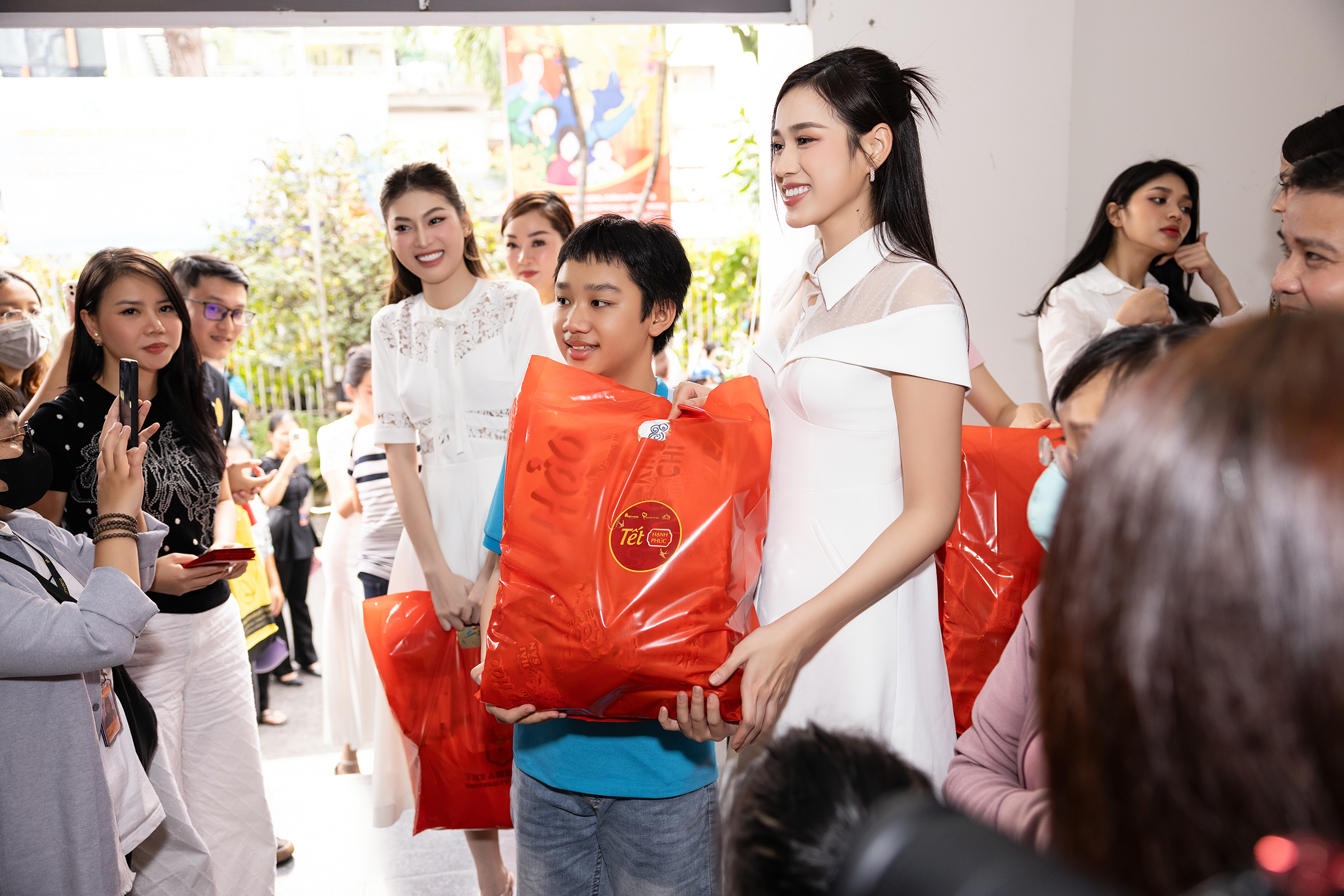 tet hanh phuc 2024 sen vang 30 tet hanh phuc 2024 sen vang 30