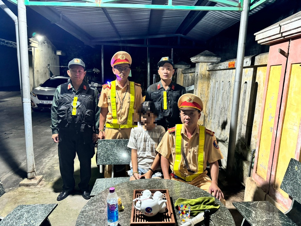 csgt chan xe khach kip thoi giai cuu be gai bi du do tu thua thien hue vao tphcm csgt chan xe khach kip thoi giai cuu be gai bi du do tu thua thien hue vao tphcm