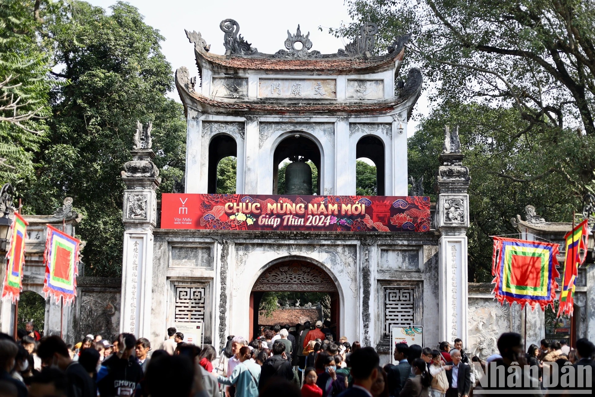 van mieu quoc tu giam nuom nuop nguoi den xin chu dau nam1