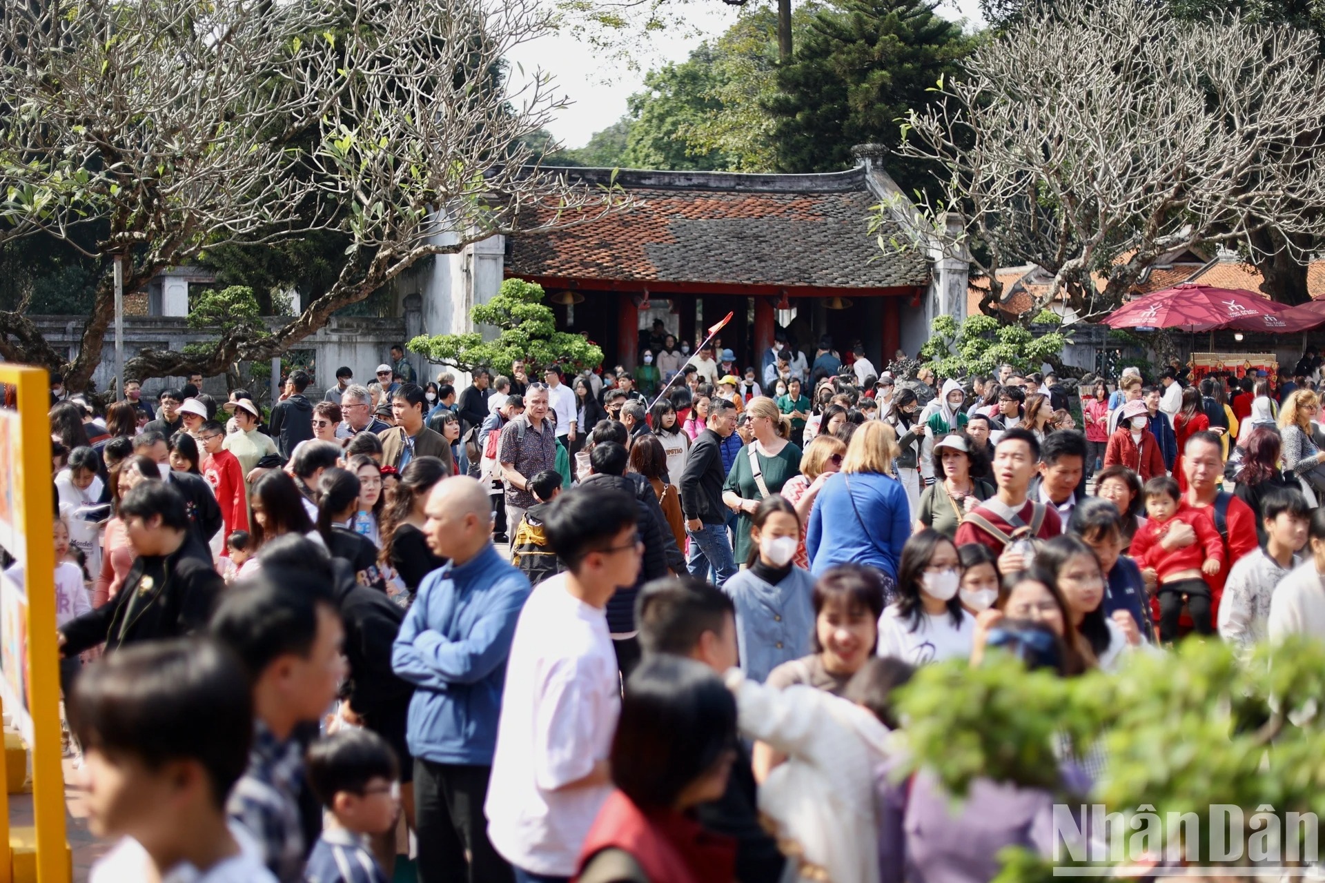 van mieu quoc tu giam nuom nuop nguoi den xin chu dau nam4