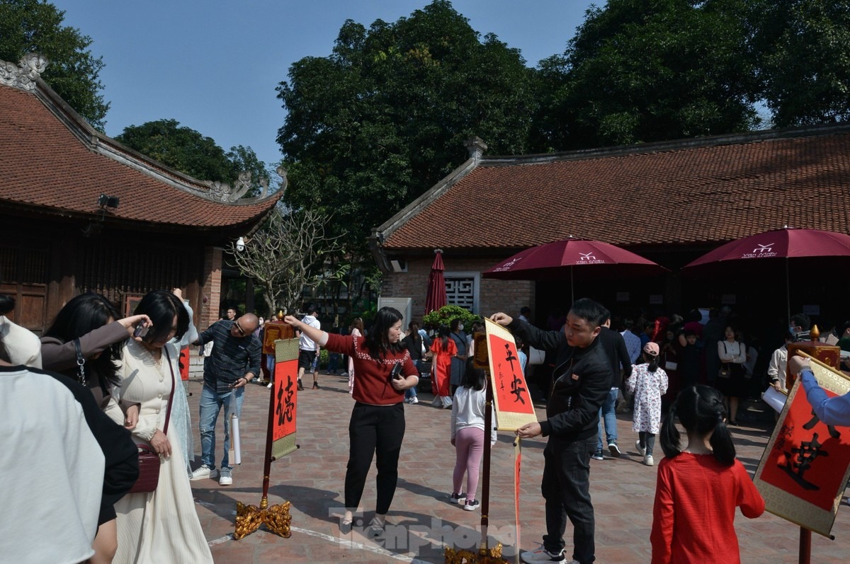 van mieu quoc tu giam nuom nuop nguoi den xin chu dau nam7