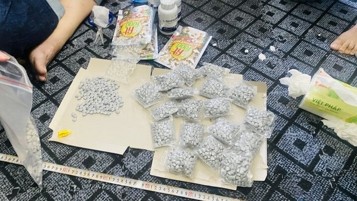 bat doi tuong giau 5 000 vien ma tuy tong hop trong hop nhua chua banh keo my pham1 bat doi tuong giau 5 000 vien ma tuy tong hop trong hop nhua chua banh keo my pham1