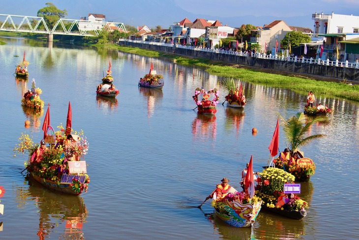 hang nghin nguoi chen kin hai ben bo song dinh xem hoi thuyen hoa