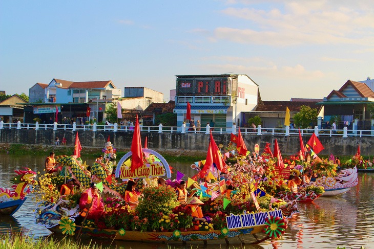 hang nghin nguoi chen kin hai ben bo song dinh xem hoi thuyen hoa1