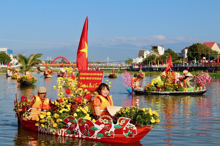 hang nghin nguoi chen kin hai ben bo song dinh xem hoi thuyen hoa2
