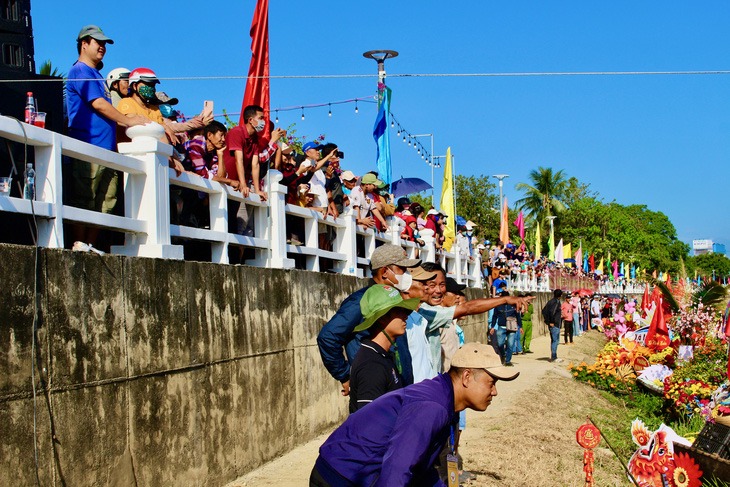 hang nghin nguoi chen kin hai ben bo song dinh xem hoi thuyen hoa4