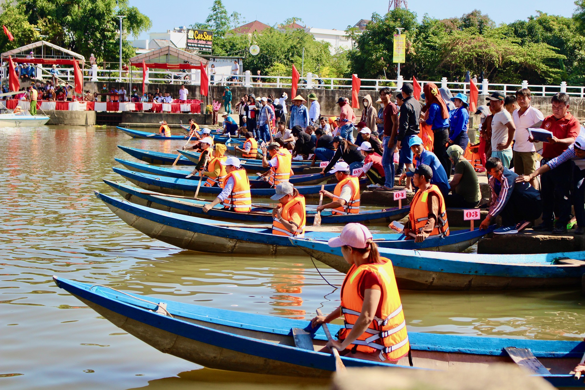 hang nghin nguoi chen kin hai ben bo song dinh xem hoi thuyen hoa5