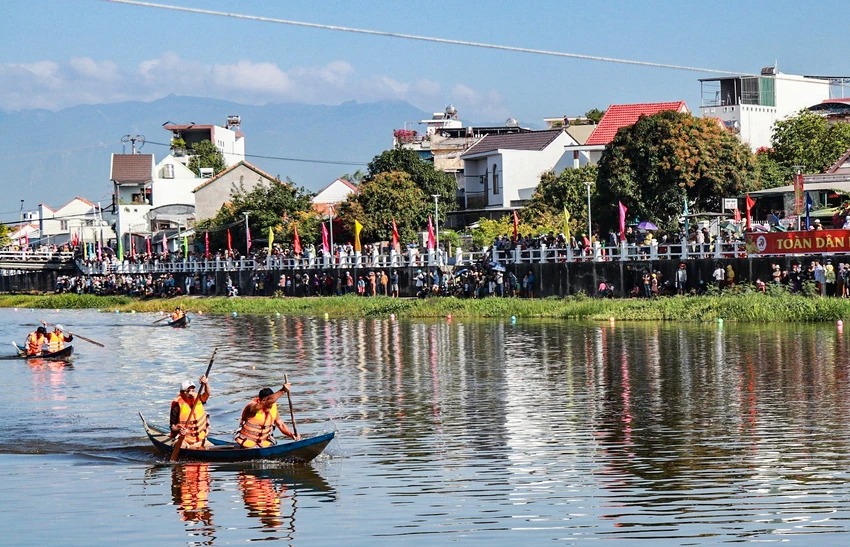 hang nghin nguoi chen kin hai ben bo song dinh xem hoi thuyen hoa6