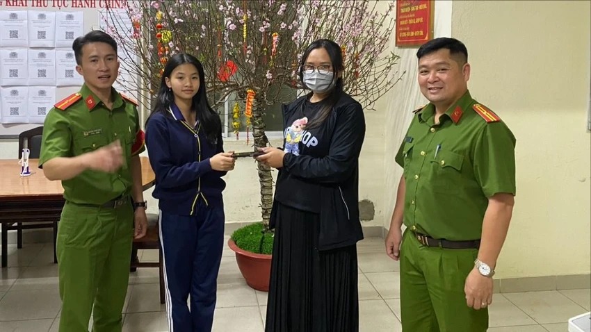 nhat duoc dien thoai gan 20 trieu nu sinh lop 7 nho cong an tra cho nguoi danh mat