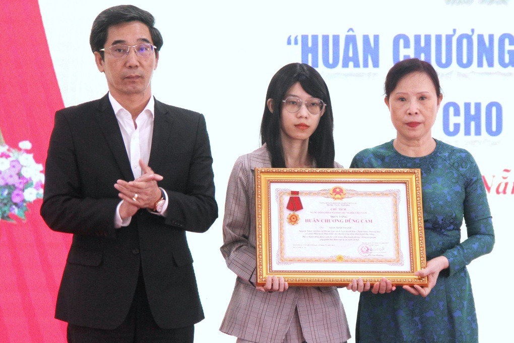 truy tang huan chuong dung cam cho nam bao ve tu nan khi bat ke cuop ngan hang o da nang truy tang huan chuong dung cam cho nam bao ve tu nan khi bat ke cuop ngan hang o da nang