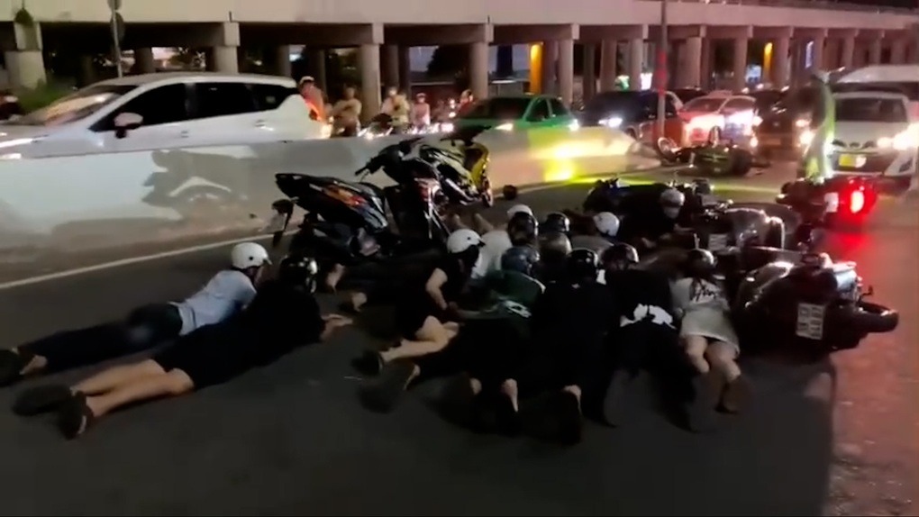 tp hcm de nghi truy to 36 quai xe dua xe trai phep tren cau sai gon