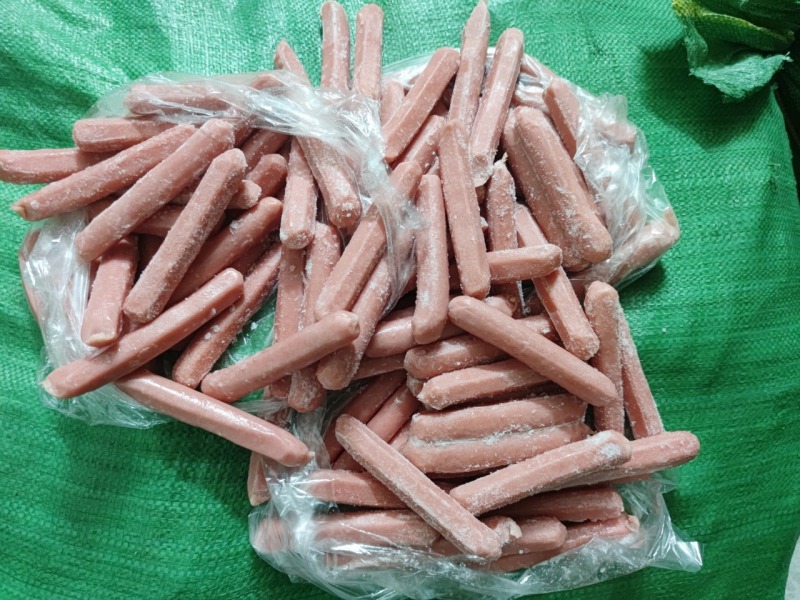 thu giu 1 500 hop keo mut va 400 kg xuc xich khong ro nguon goc xuat xu o lao cai2
